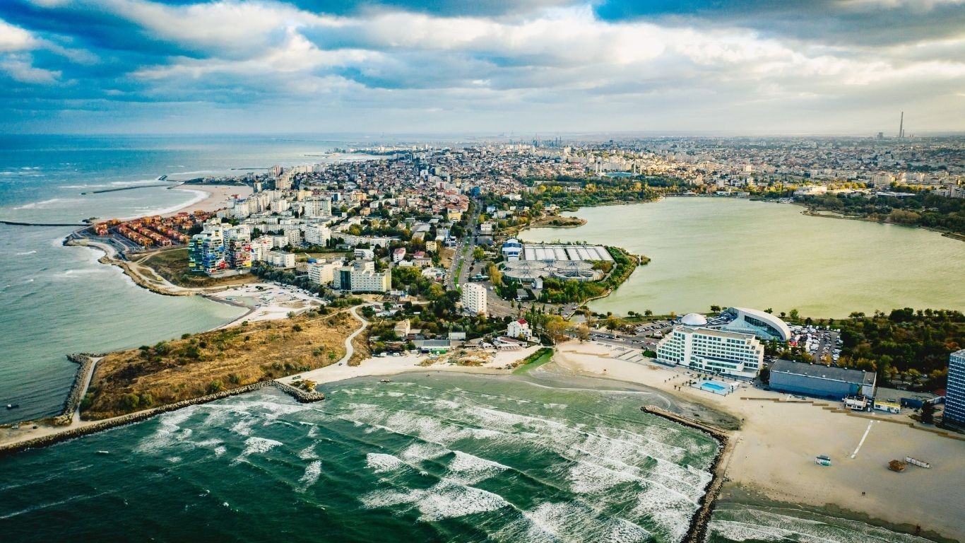 Mamaia – Plajă vibrantă, distracție nonstop și peisaje de vis