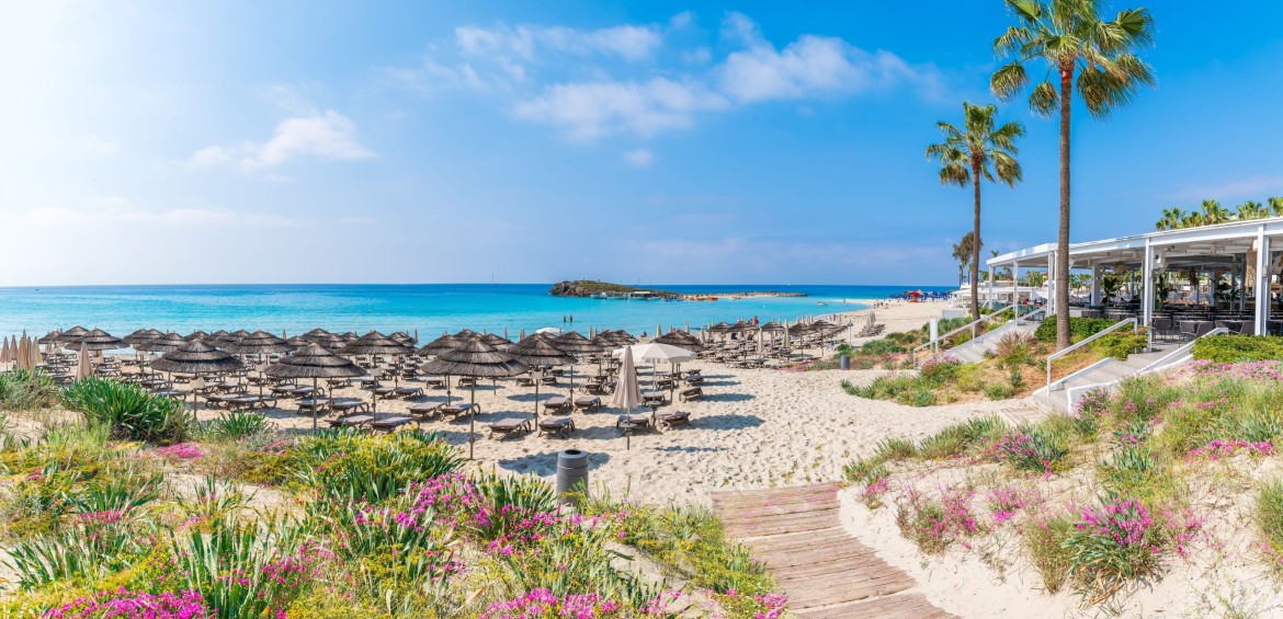 Larnaca – Tradiție, acces ușor și plajă urbană