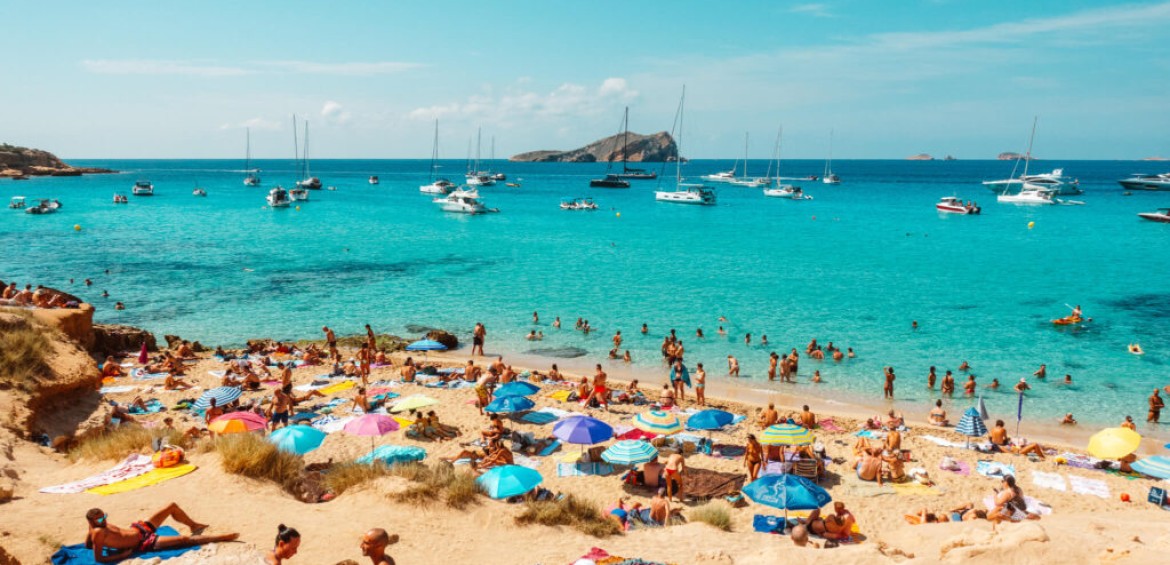 Ibiza – Plaje spectaculoase, atmosferă boemă și distracție non-stop